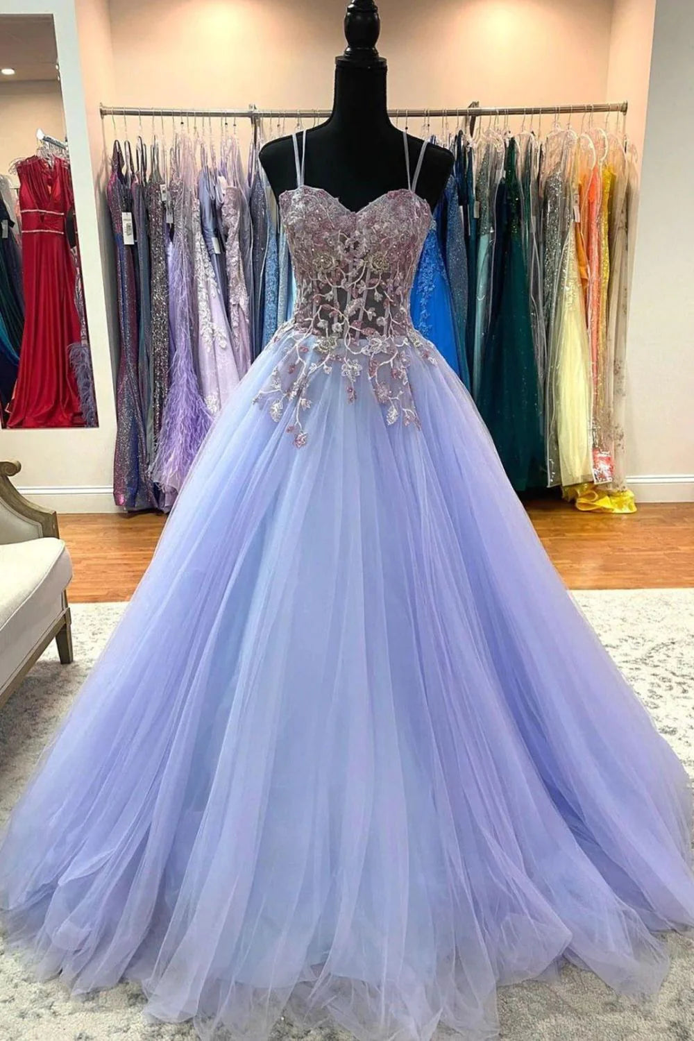 Vestido de fiesta largo estilo princesa con tirantes finos, corte A y apliques